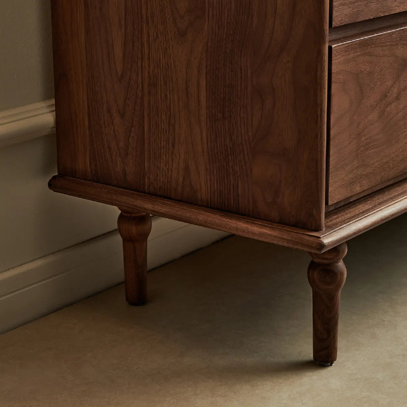 Ensemble commode en bois de noyer de style milieu du siècle avec grand espace de rangement