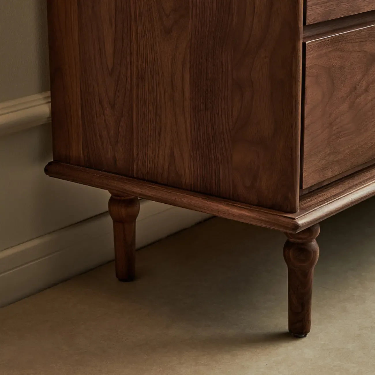 Ensemble commode en bois de noyer de style milieu du siècle avec grand espace de rangement