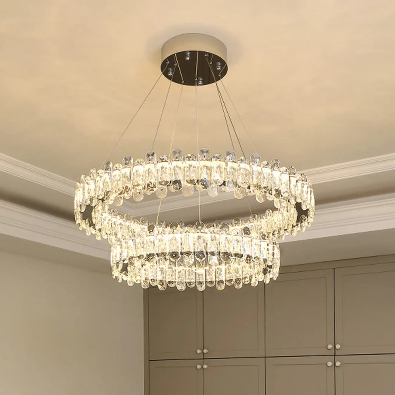 Lustre moderne en perles de verre circulaires dorées et cristal