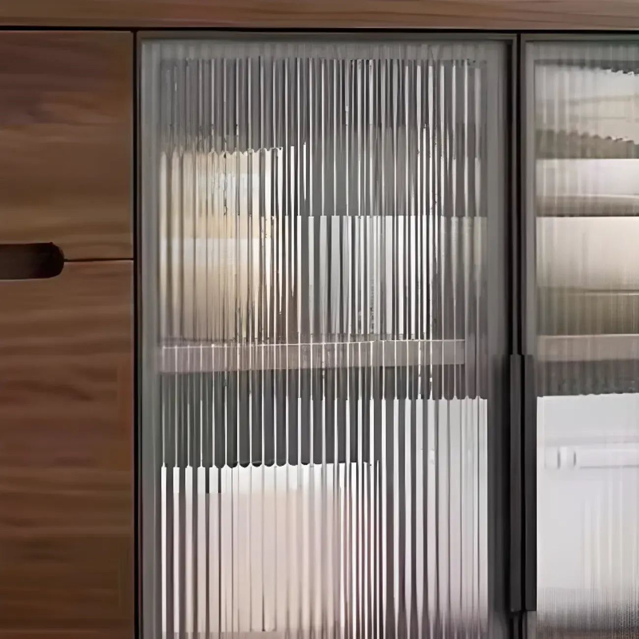 Credenza Moderna Stretta in Legno con Ante in Vetro