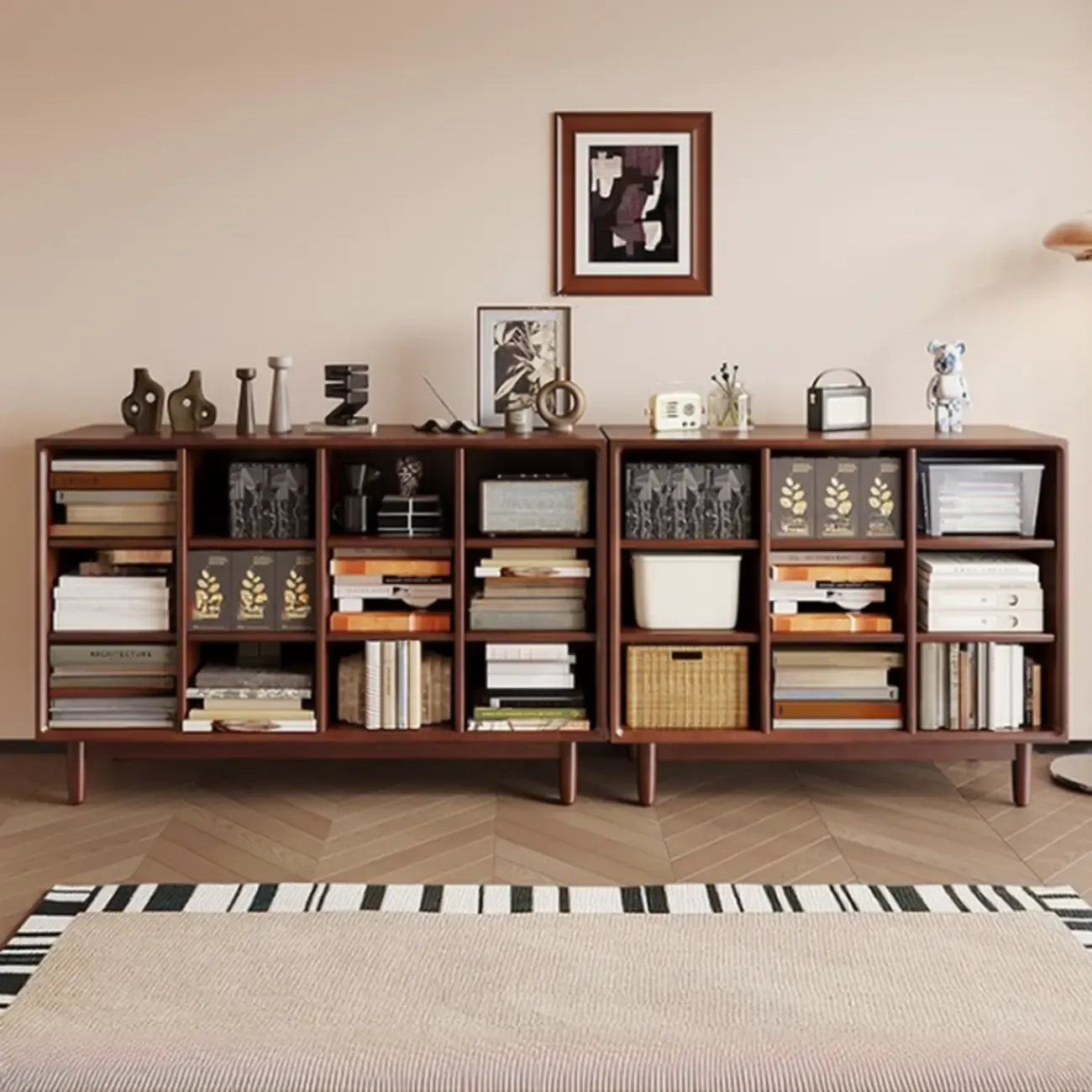 Bibliothèque horizontale en bois brun à fond fermé, style milieu du siècle