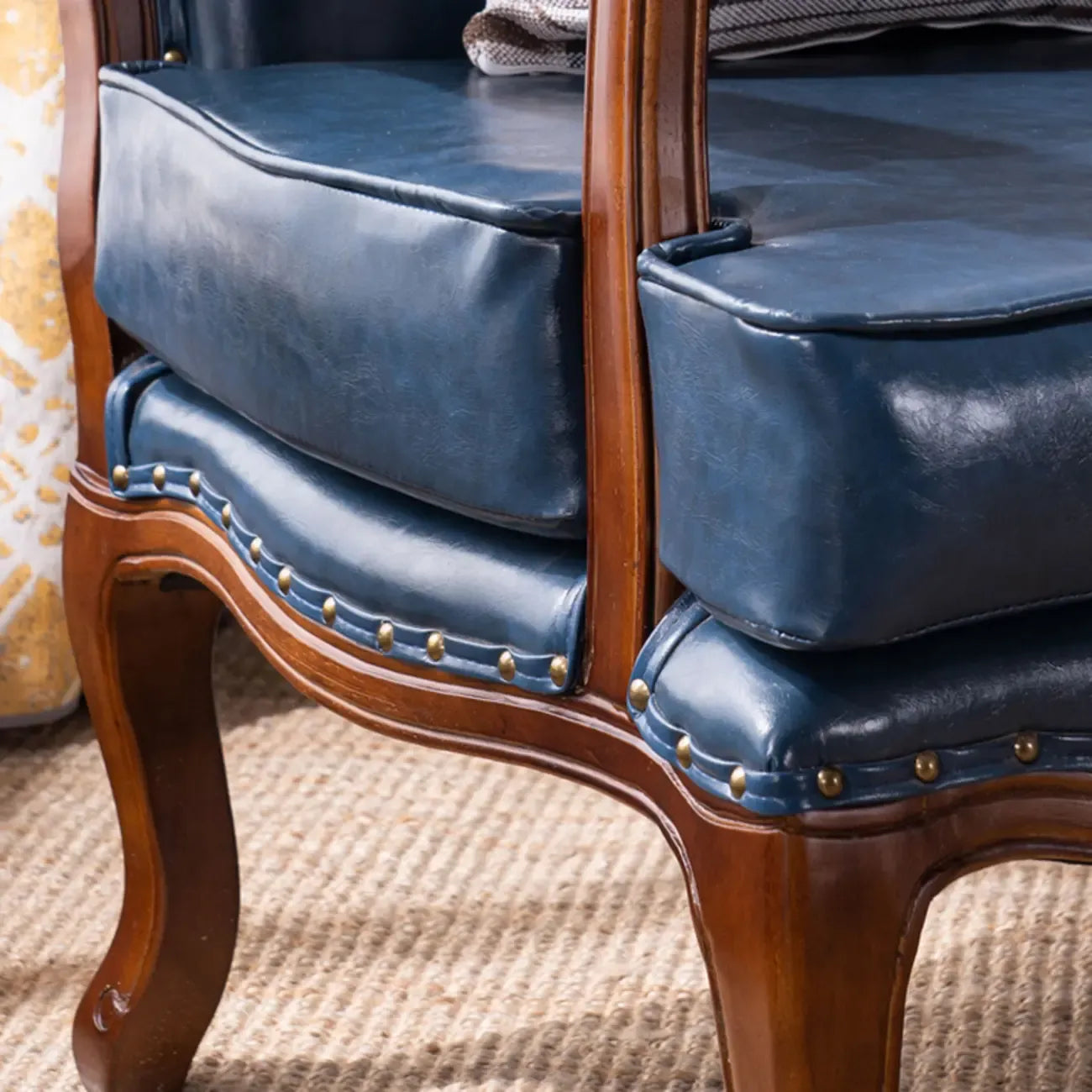 Fauteuil traditionnel en cuir et bois massif de style moderne du milieu du siècle