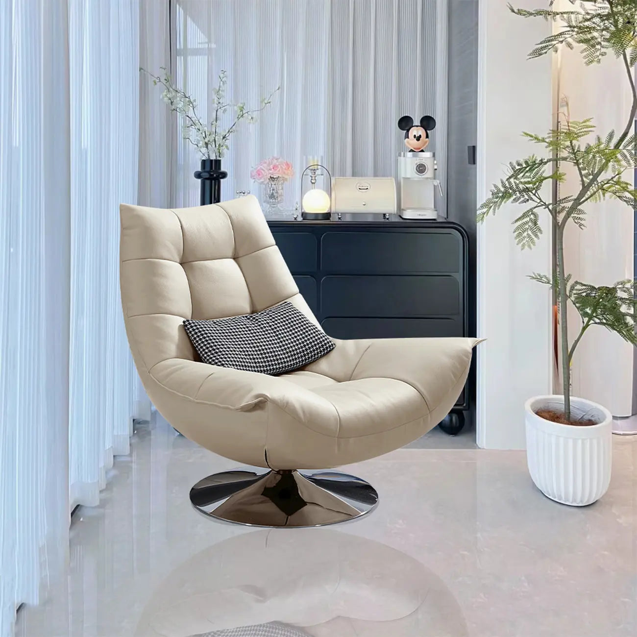 Fauteuil pivotant en cuir noir capitonné avec coussin inclus