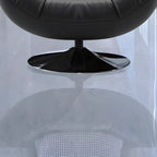 Fauteuil pivotant en cuir noir capitonné avec coussin inclus
