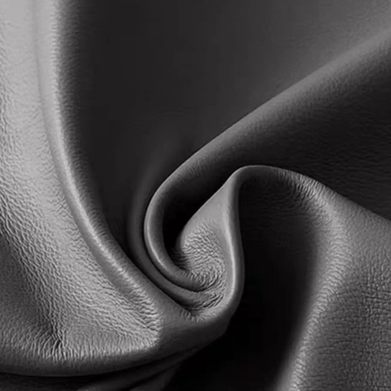 Fauteuil pivotant en cuir noir capitonné avec coussin inclus