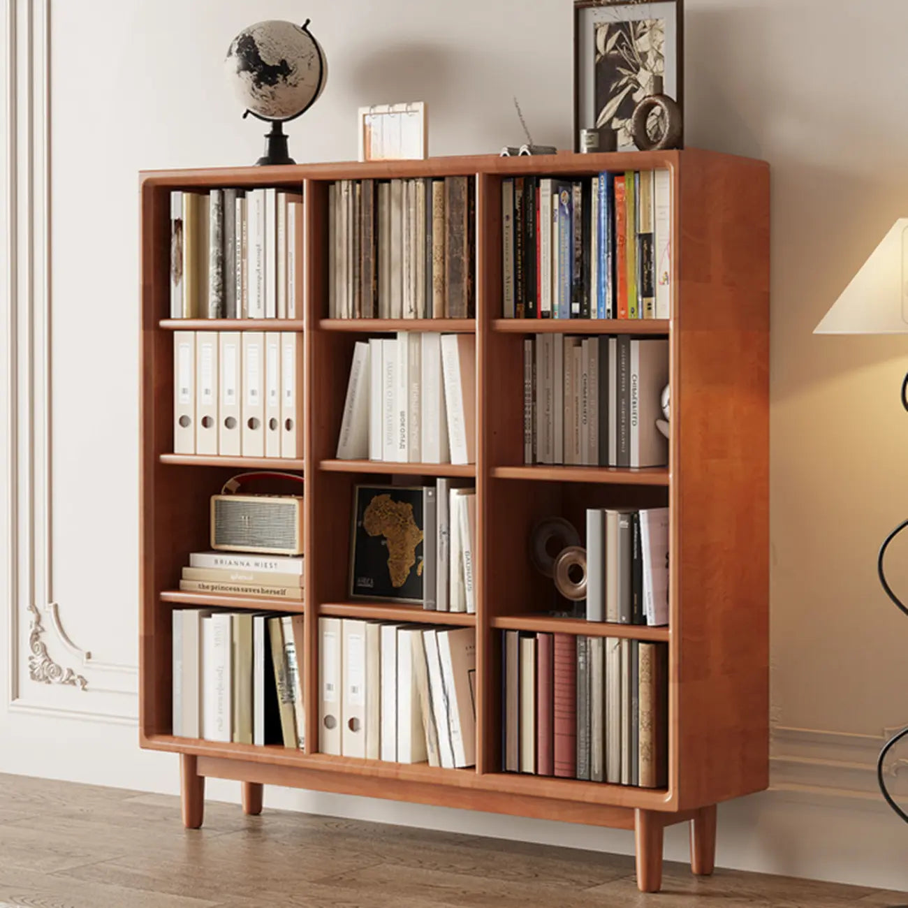 Bibliothèque sur pied en chêne massif de style moderne du milieu du siècle, à dos fermé