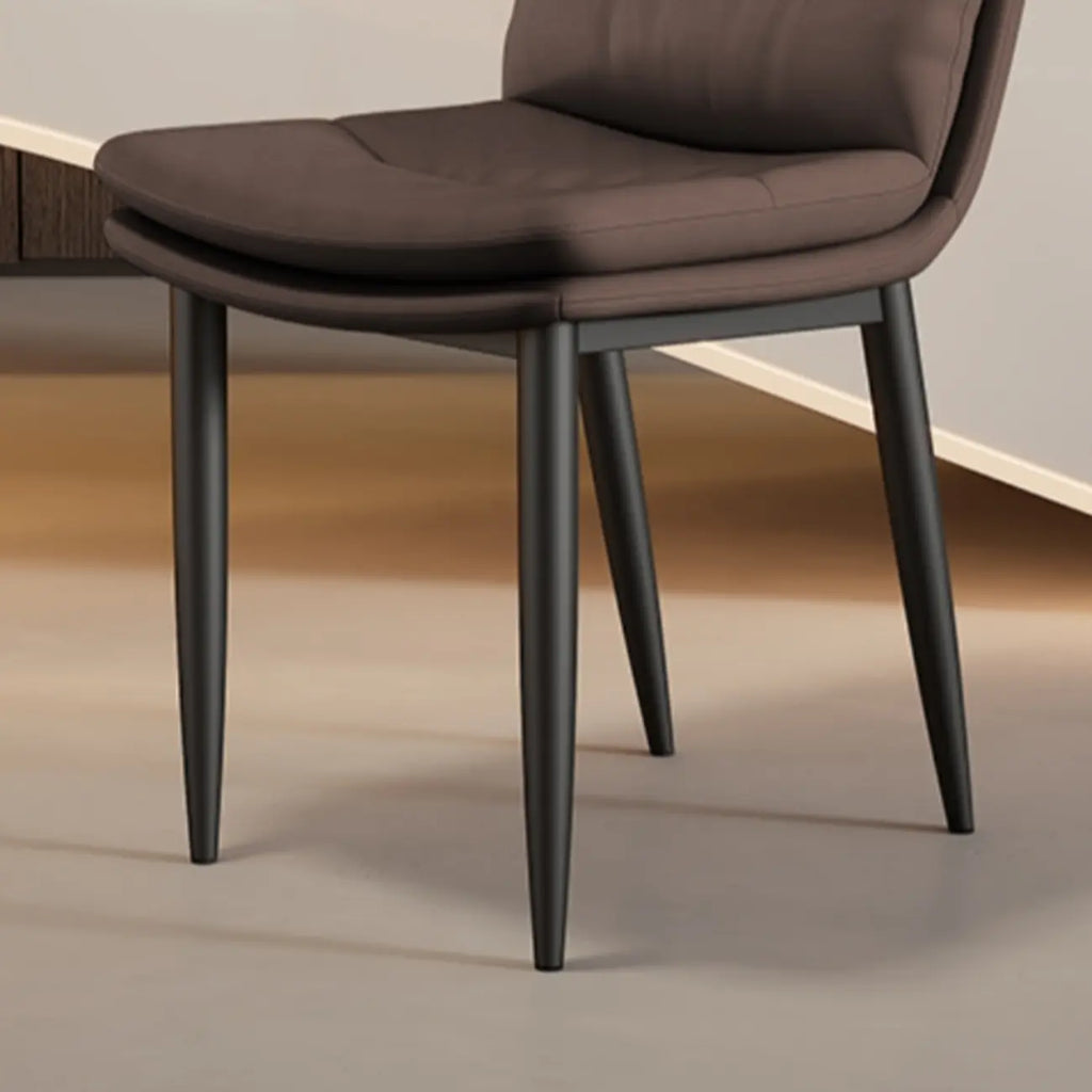 Chaise de salle à manger moderne capitonnée en similicuir