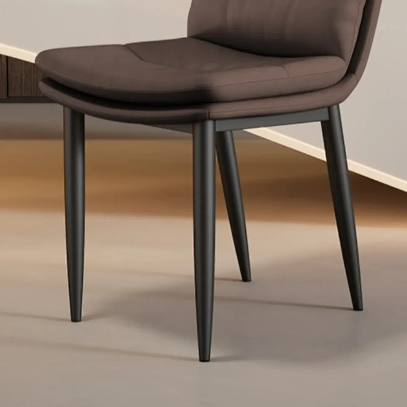 Chaise de salle à manger moderne capitonnée en similicuir