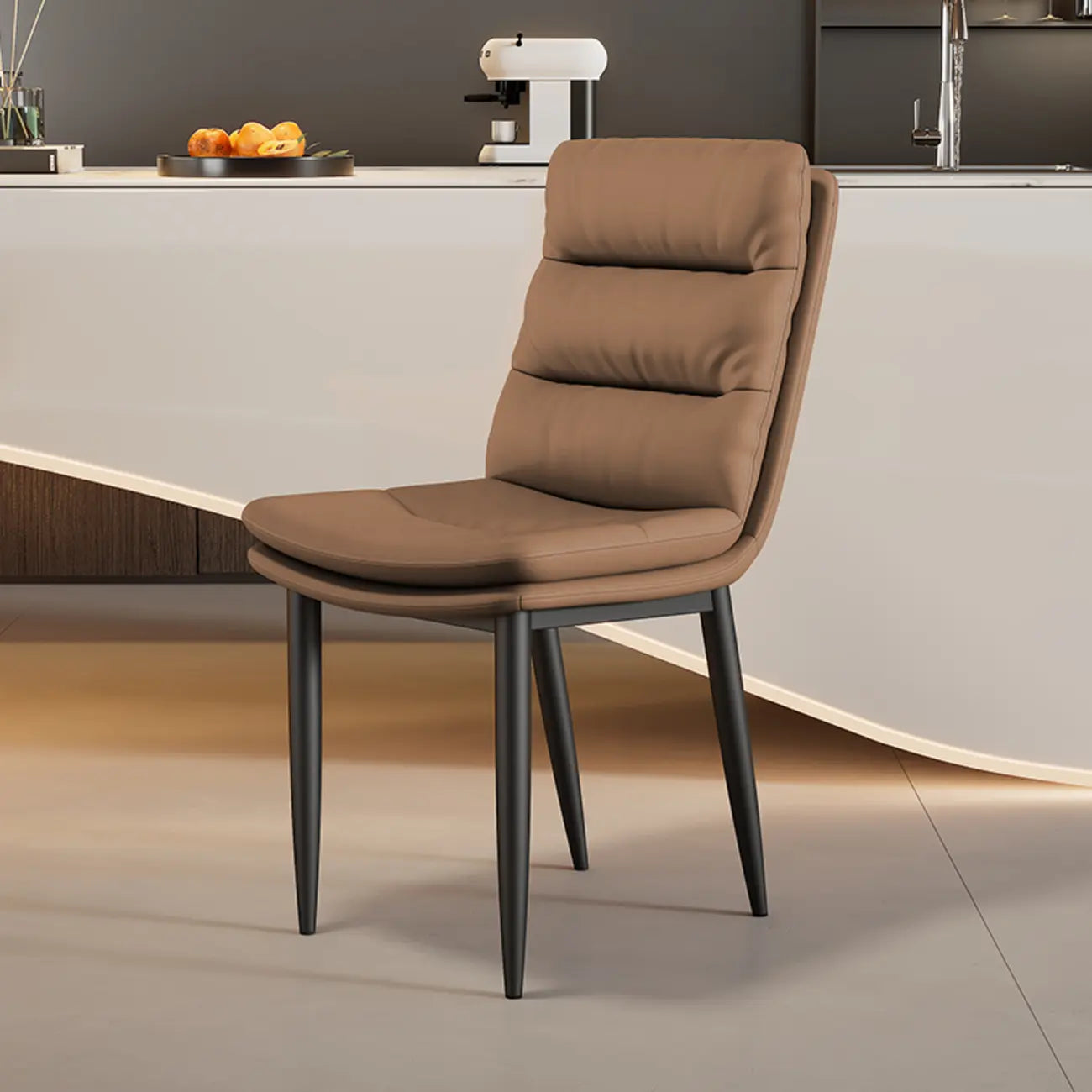Chaise de salle à manger moderne capitonnée en similicuir