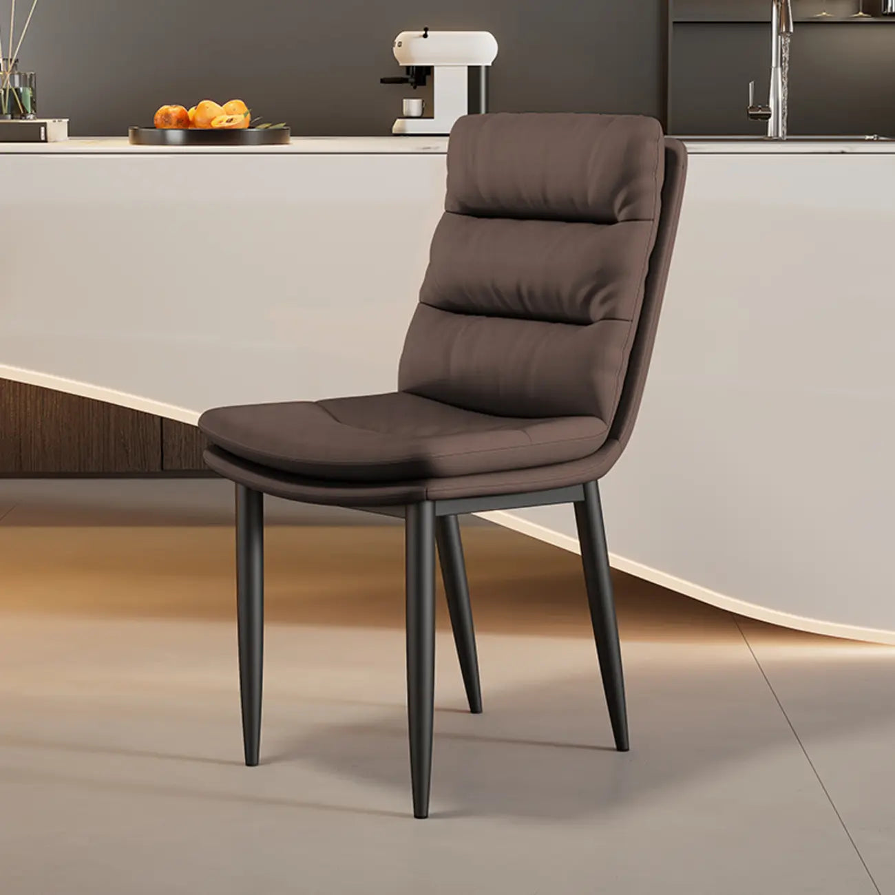 Chaise de salle à manger moderne capitonnée en similicuir