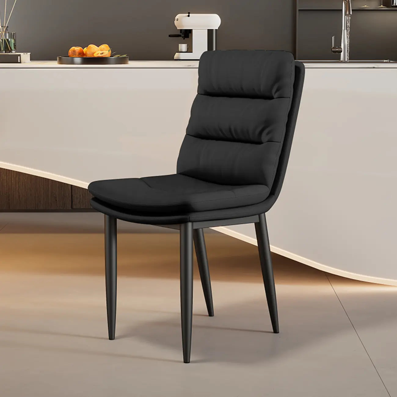 Chaise de salle à manger moderne capitonnée en similicuir