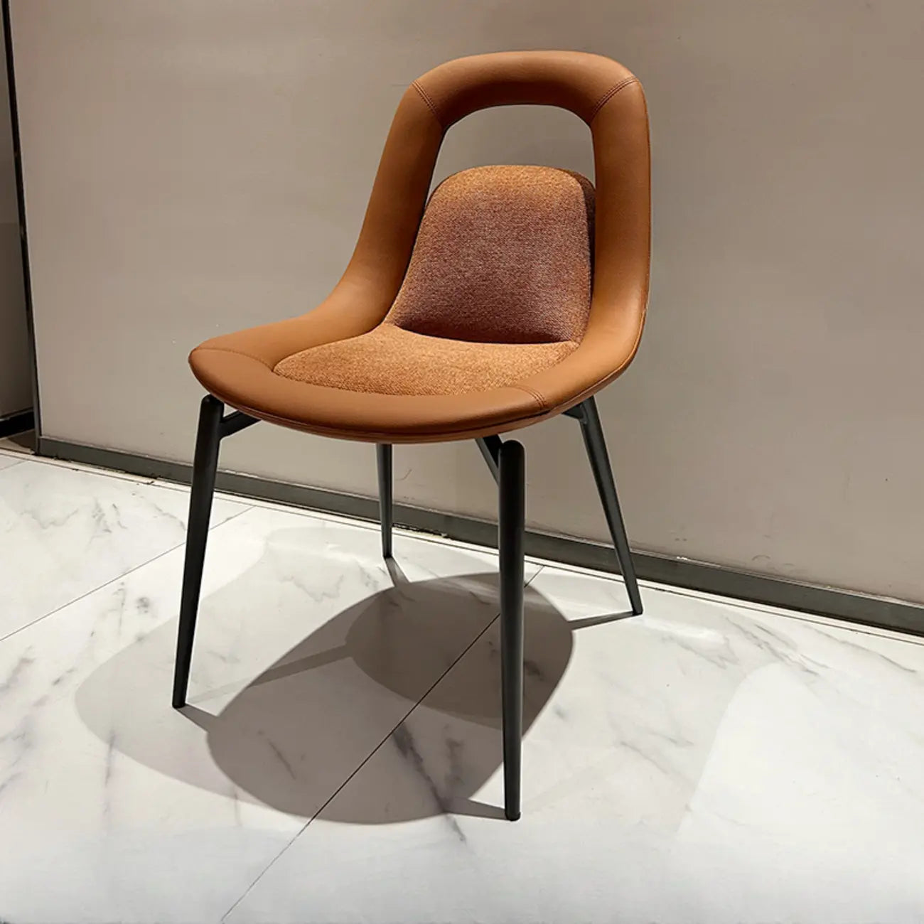 Chaises de salle à manger contemporaines orange rembourrées à dossier ouvert