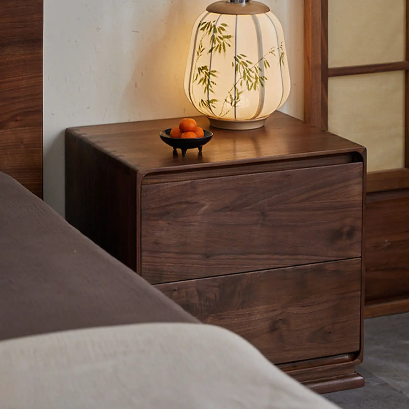 Table de chevet compacte et moderne en bois avec tiroir