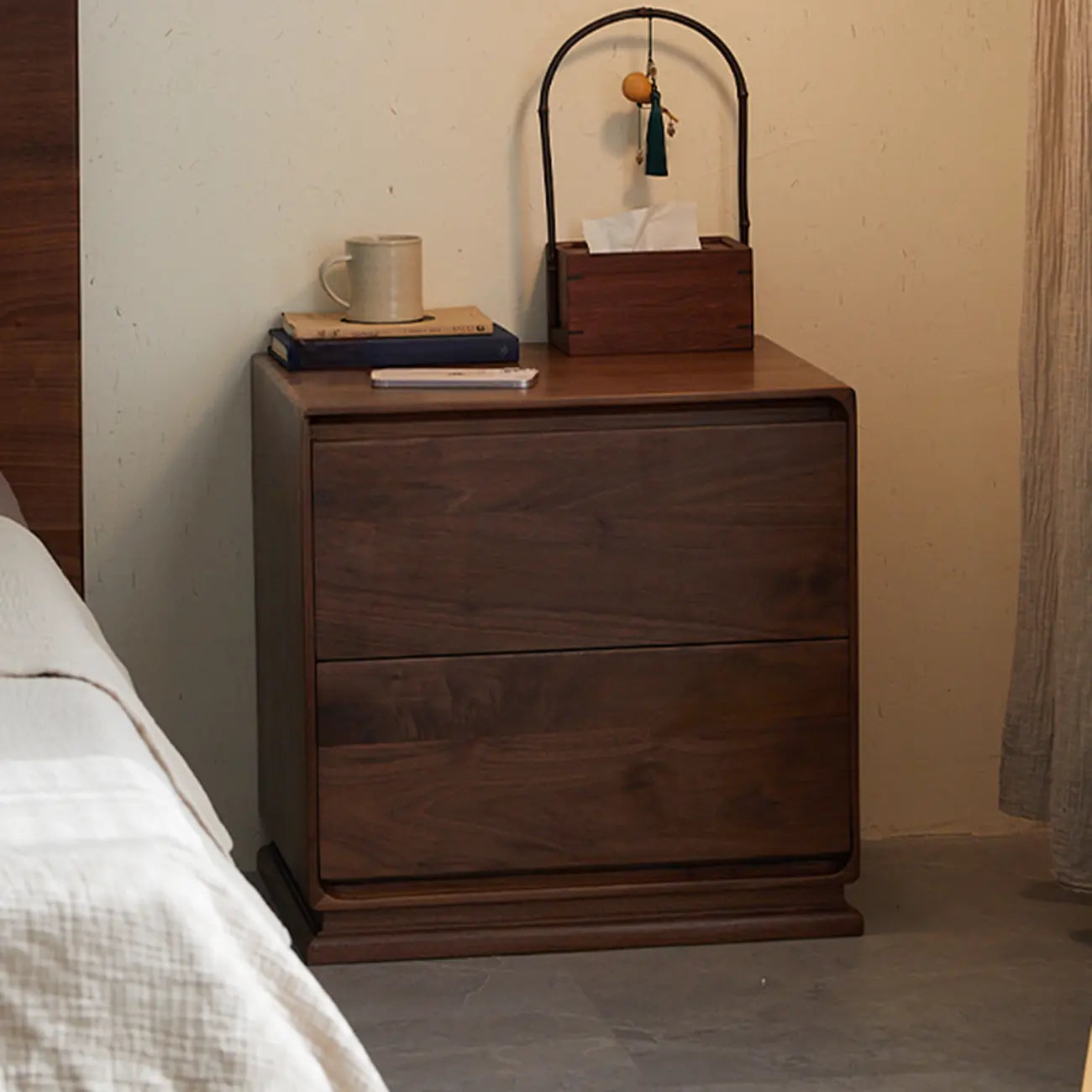 Table de chevet compacte et moderne en bois avec tiroir