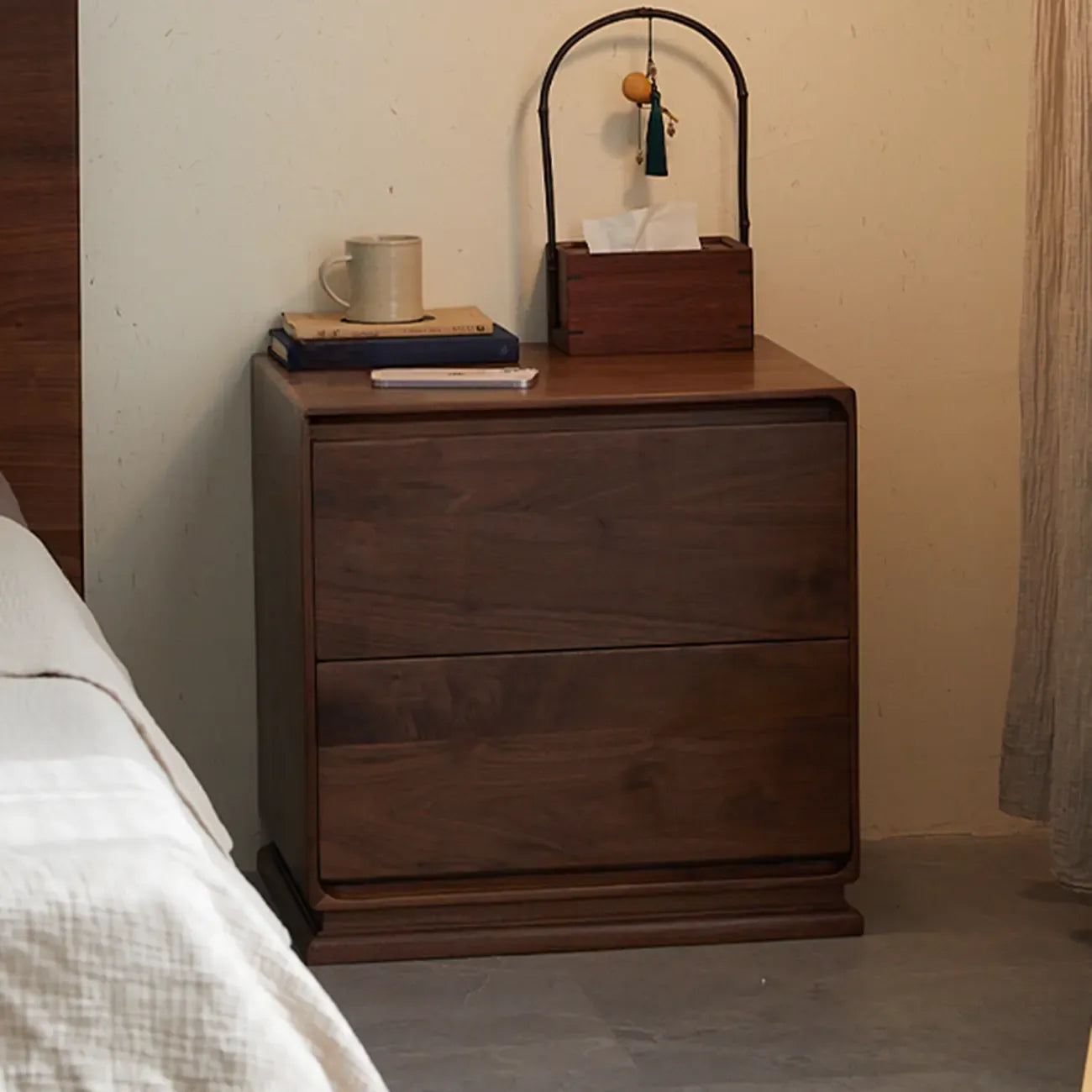 Table de chevet compacte et moderne en bois avec tiroir