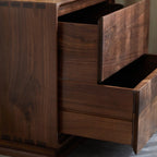 Table de chevet compacte et moderne en bois avec tiroir