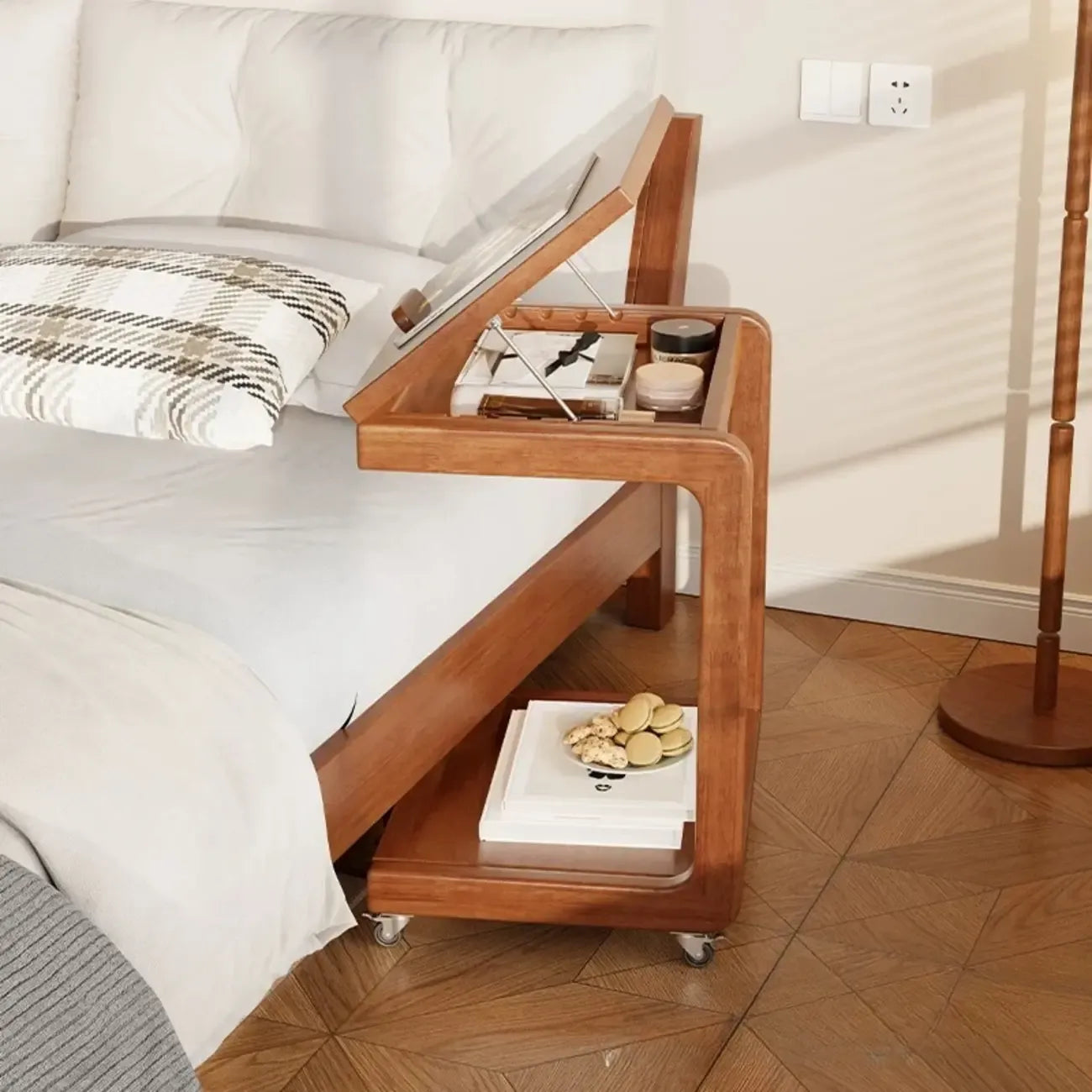Tavolino con rotelle a C in legno regolabile in altezza