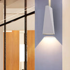 Applique murale extérieure triangulaire moderne en métal noir avec éclairage LED haut/bas
