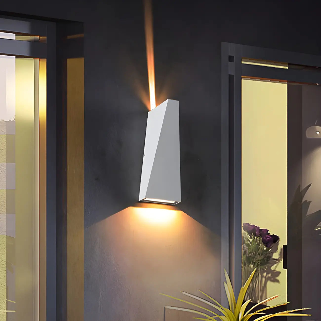 Applique murale extérieure triangulaire moderne en métal noir avec éclairage LED haut/bas