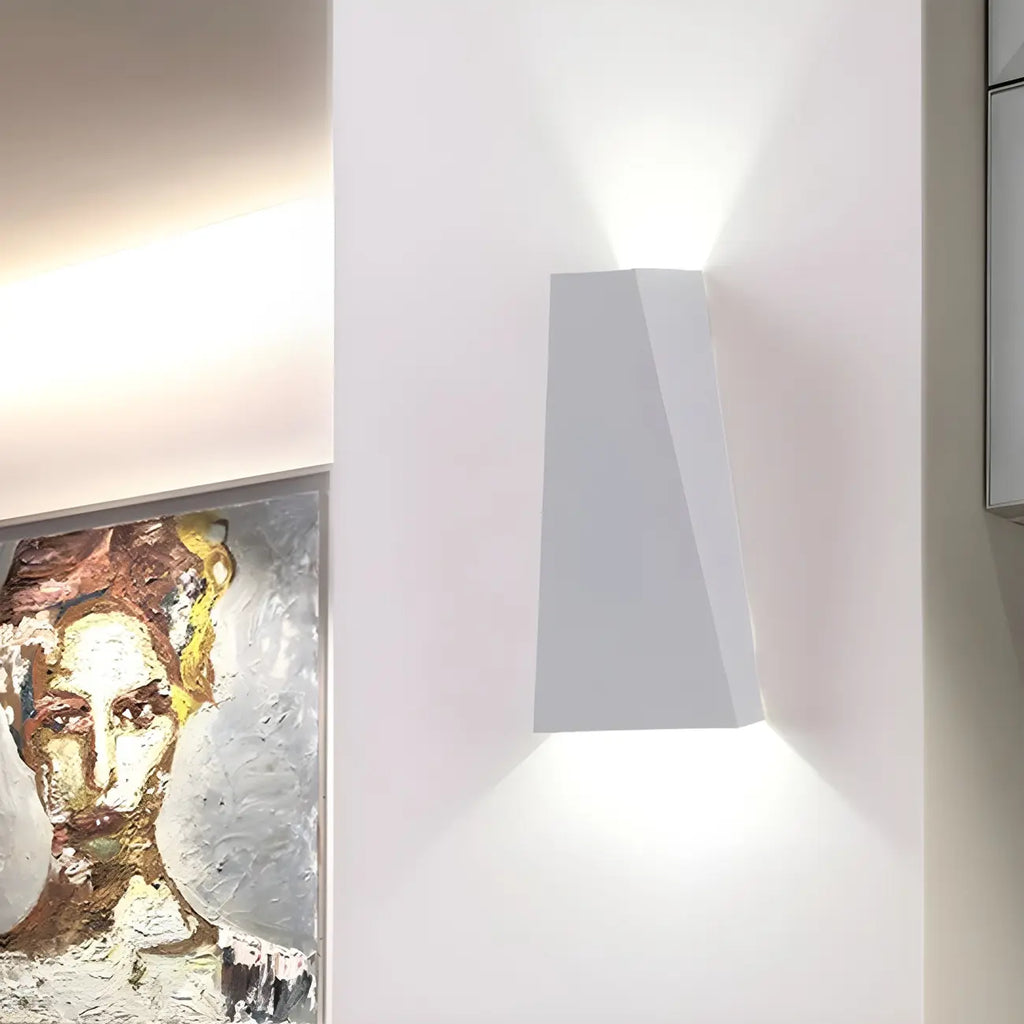 Applique murale extérieure triangulaire moderne en métal noir avec éclairage LED haut/bas