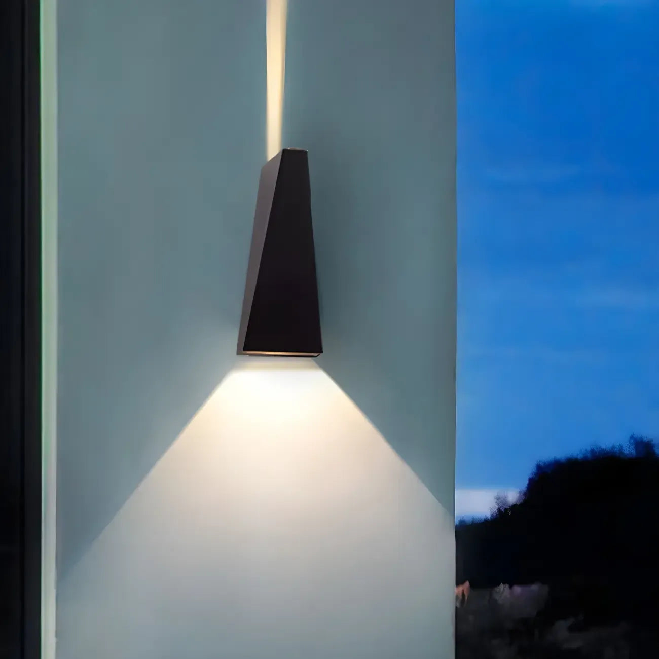 Applique murale extérieure triangulaire moderne en métal noir avec éclairage LED haut/bas