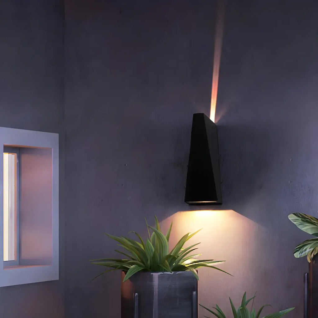 Applique murale extérieure triangulaire moderne en métal noir avec éclairage LED haut/bas
