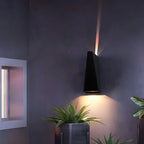 Applique murale extérieure triangulaire moderne en métal noir avec éclairage LED haut/bas