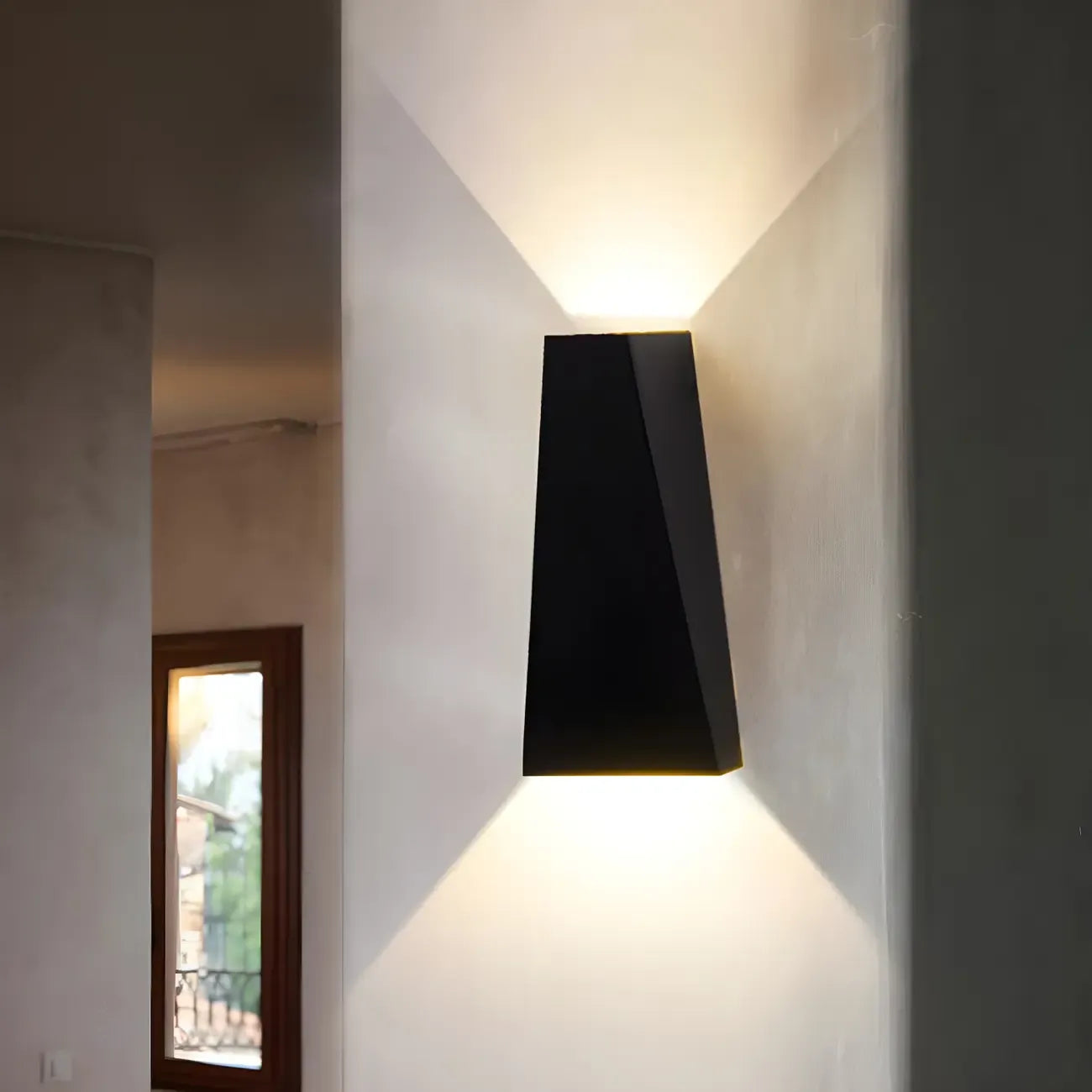 Applique murale extérieure triangulaire moderne en métal noir avec éclairage LED haut/bas