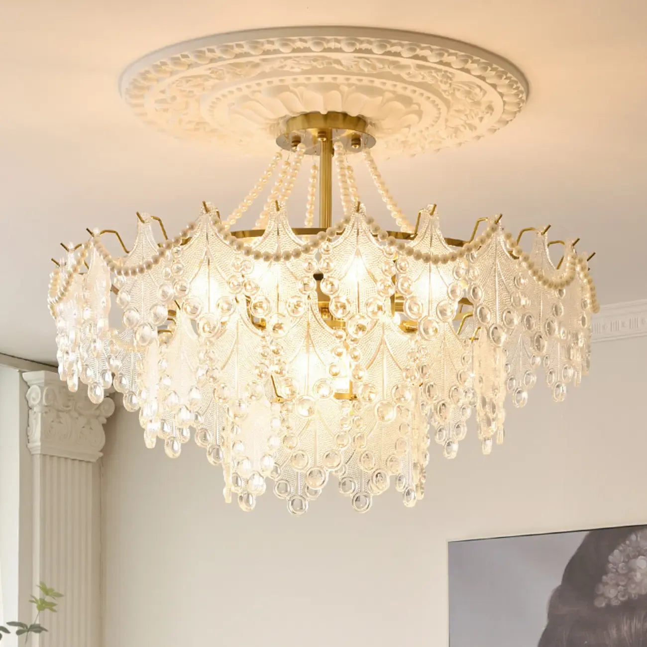 Lustre en perles de cristal doré au design élégant