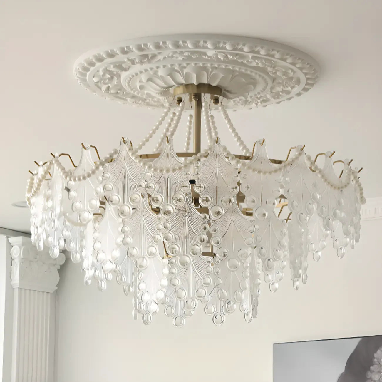 Lustre en perles de cristal doré au design élégant