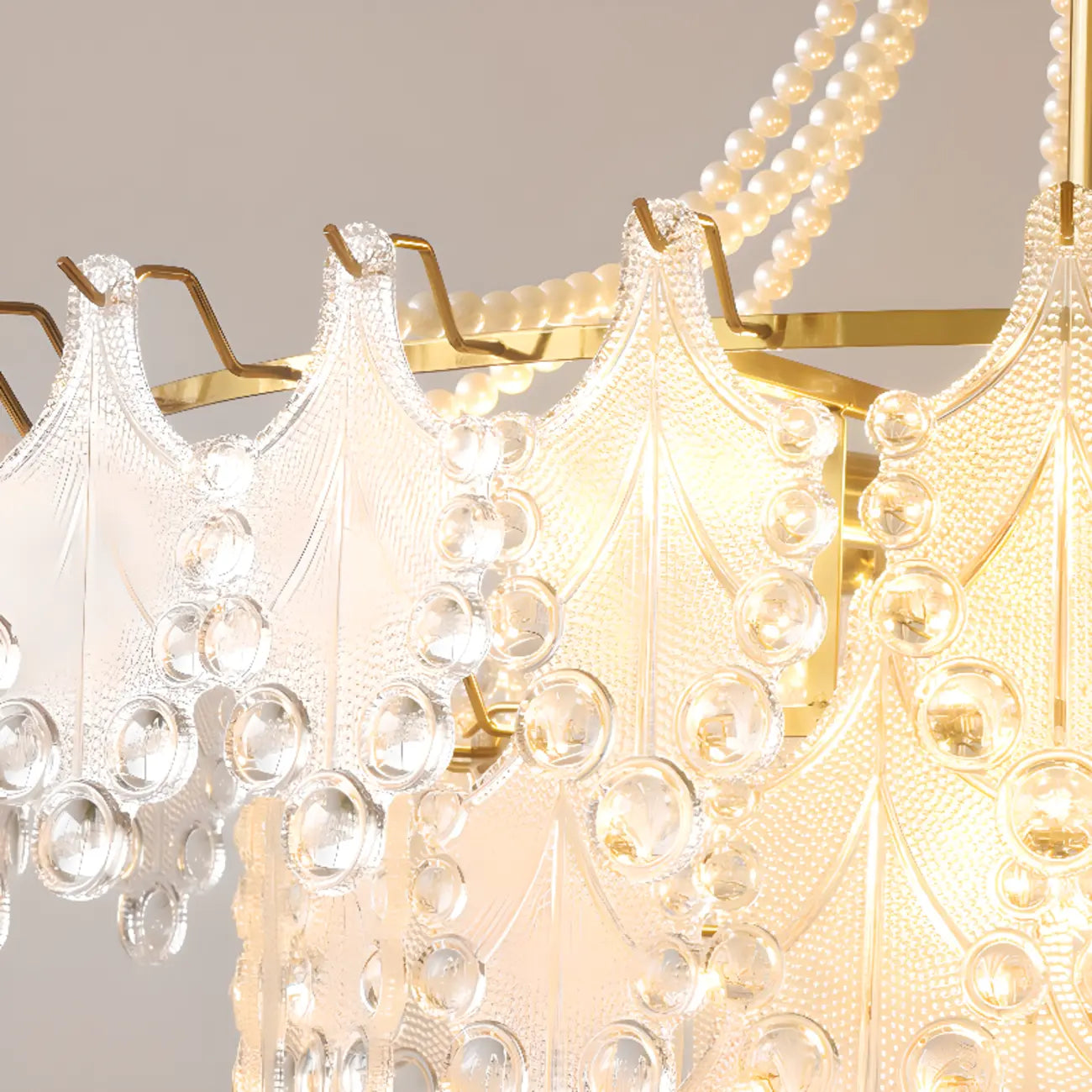 Lustre en perles de cristal doré au design élégant