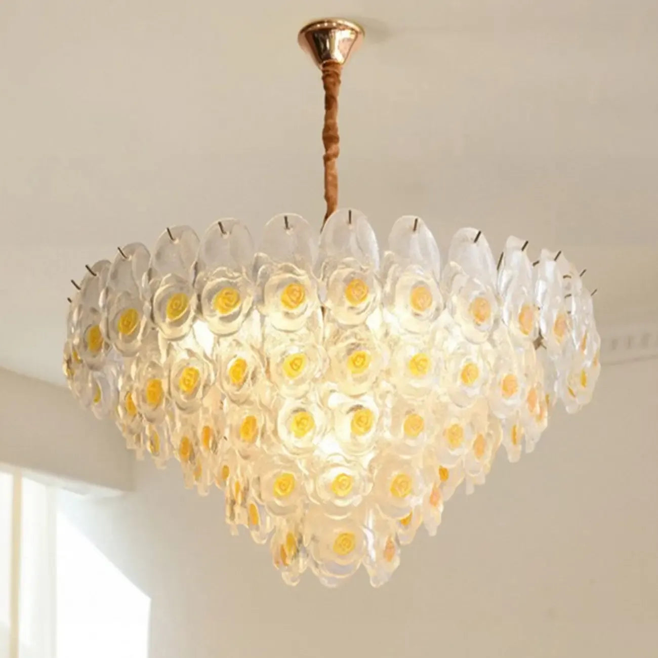 Lustre en cristal doré à motif floral