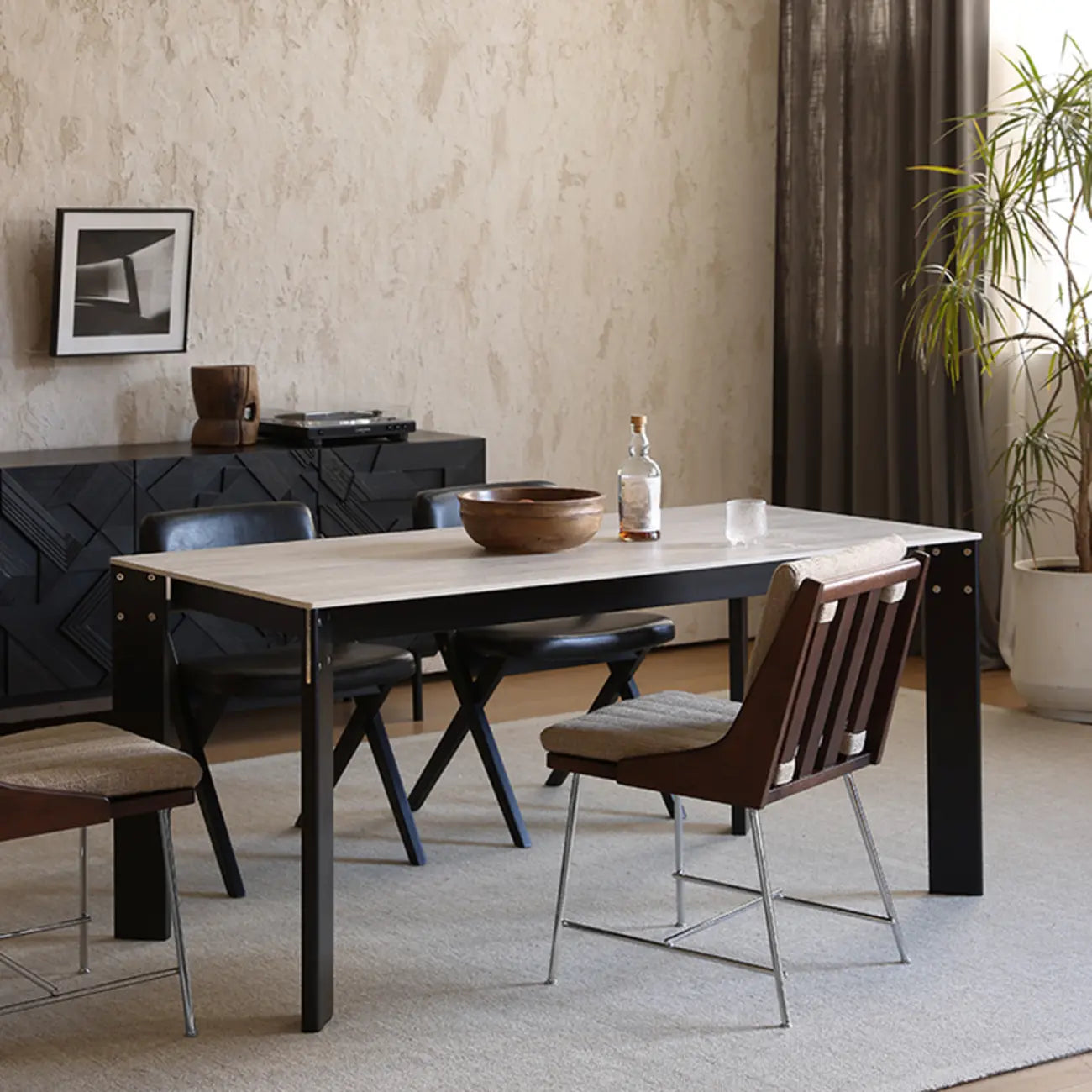 Chaise de salle à manger rembourrée de style moderne du milieu du siècle