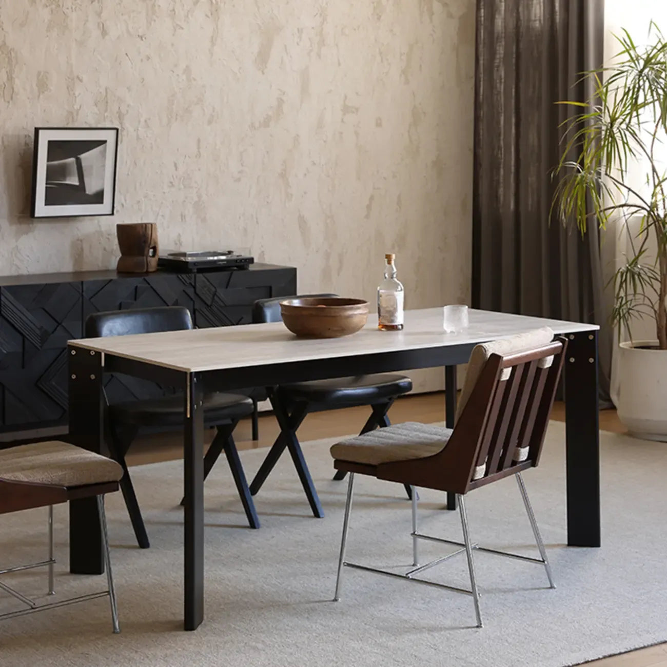 Chaise de salle à manger rembourrée de style moderne du milieu du siècle
