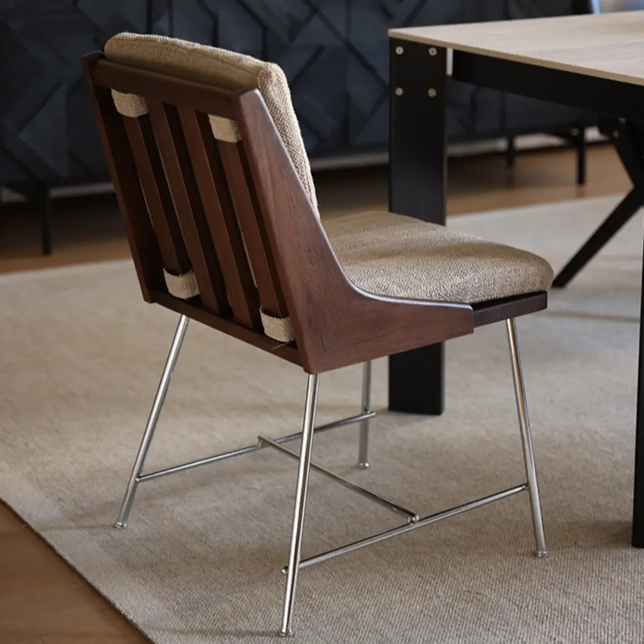 Chaise de salle à manger rembourrée de style moderne du milieu du siècle