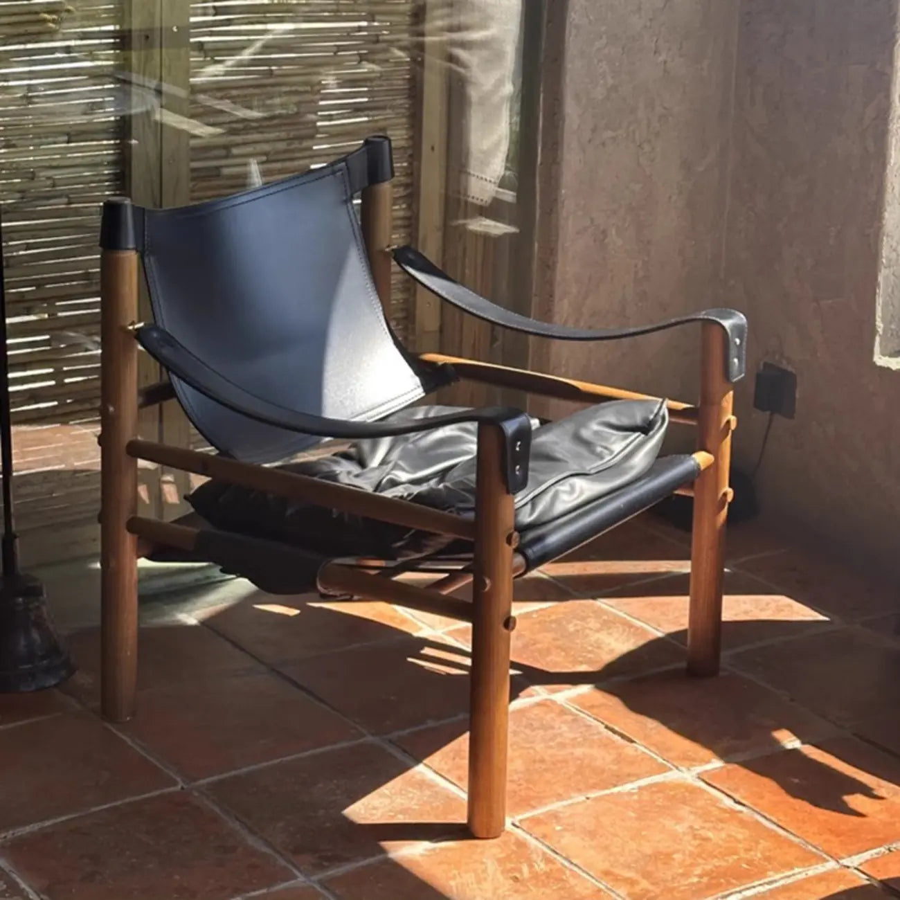 Fauteuil de salon moderne du milieu du siècle en cuir de selle