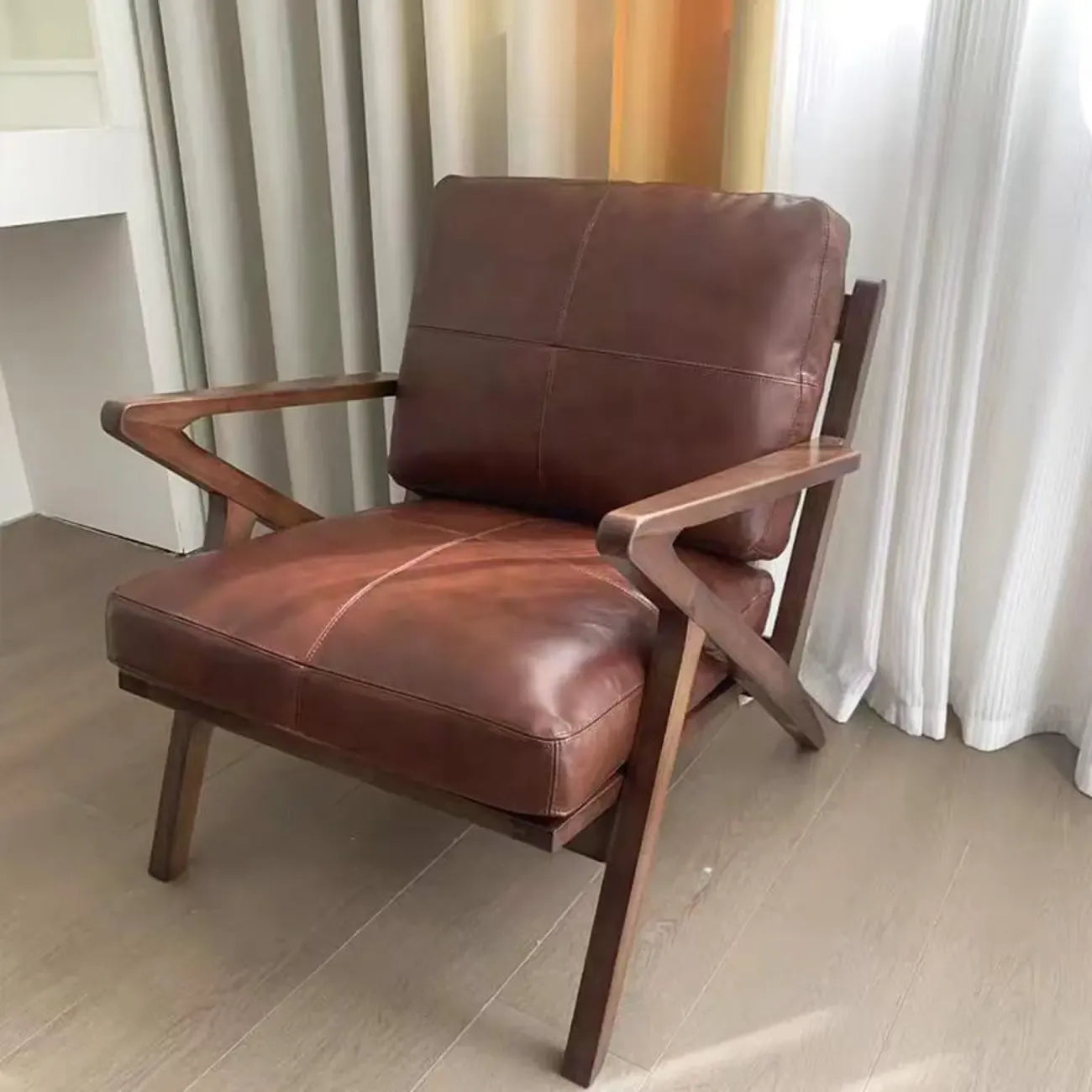 Fauteuil en cuir pleine fleur, style moderne du milieu du siècle, structure en bois