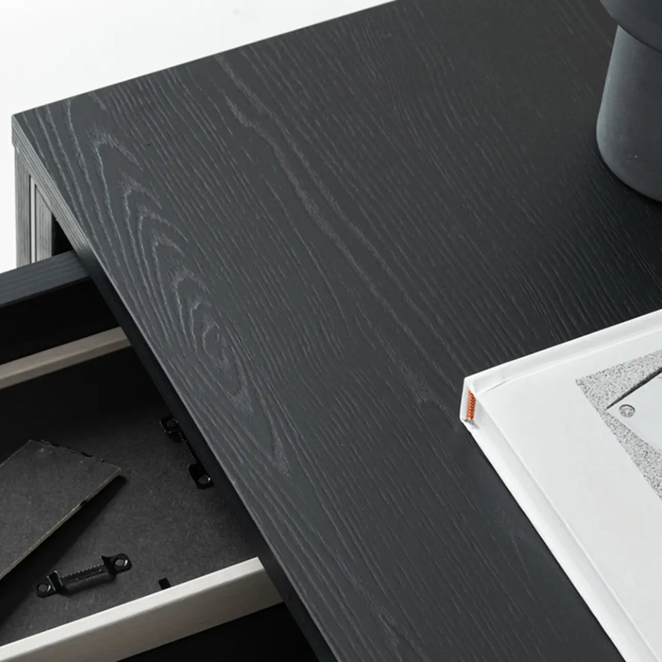 Table de chevet basse moderne en bois noir avec tiroirs