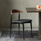 Chaise de salle à manger moderne du milieu du siècle avec assise en cuir noir