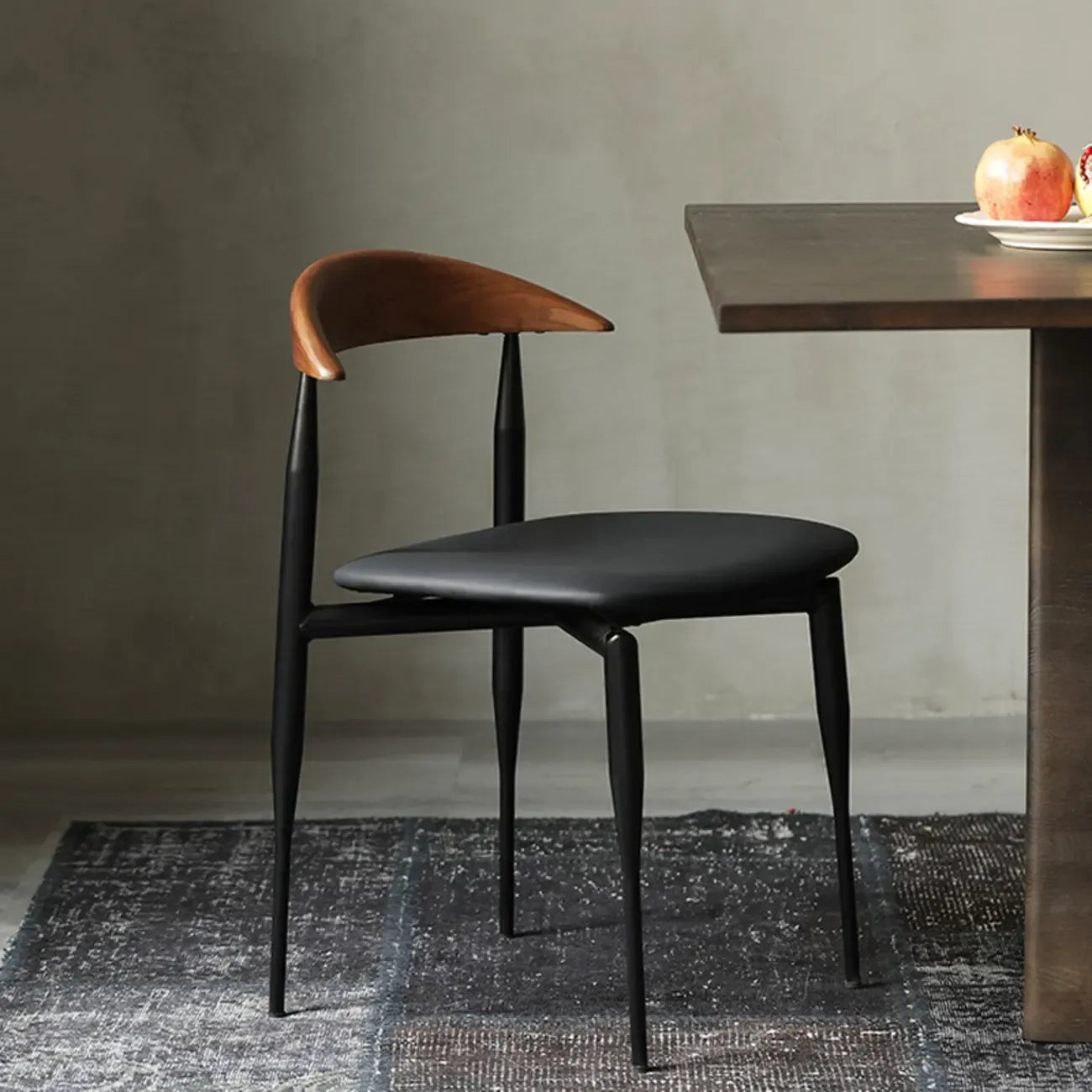 Chaise de salle à manger moderne du milieu du siècle avec assise en cuir noir