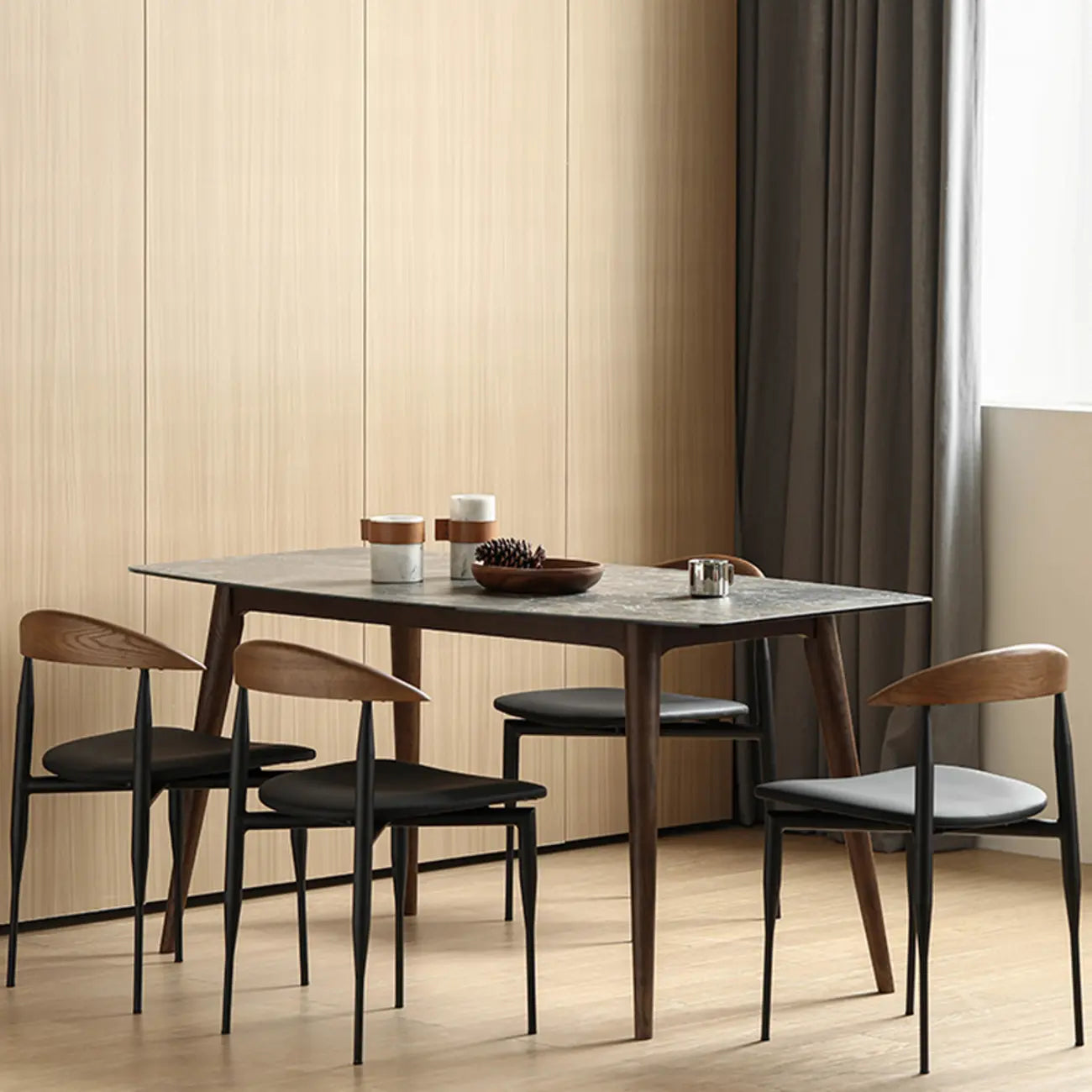 Chaise de salle à manger moderne du milieu du siècle avec assise en cuir noir