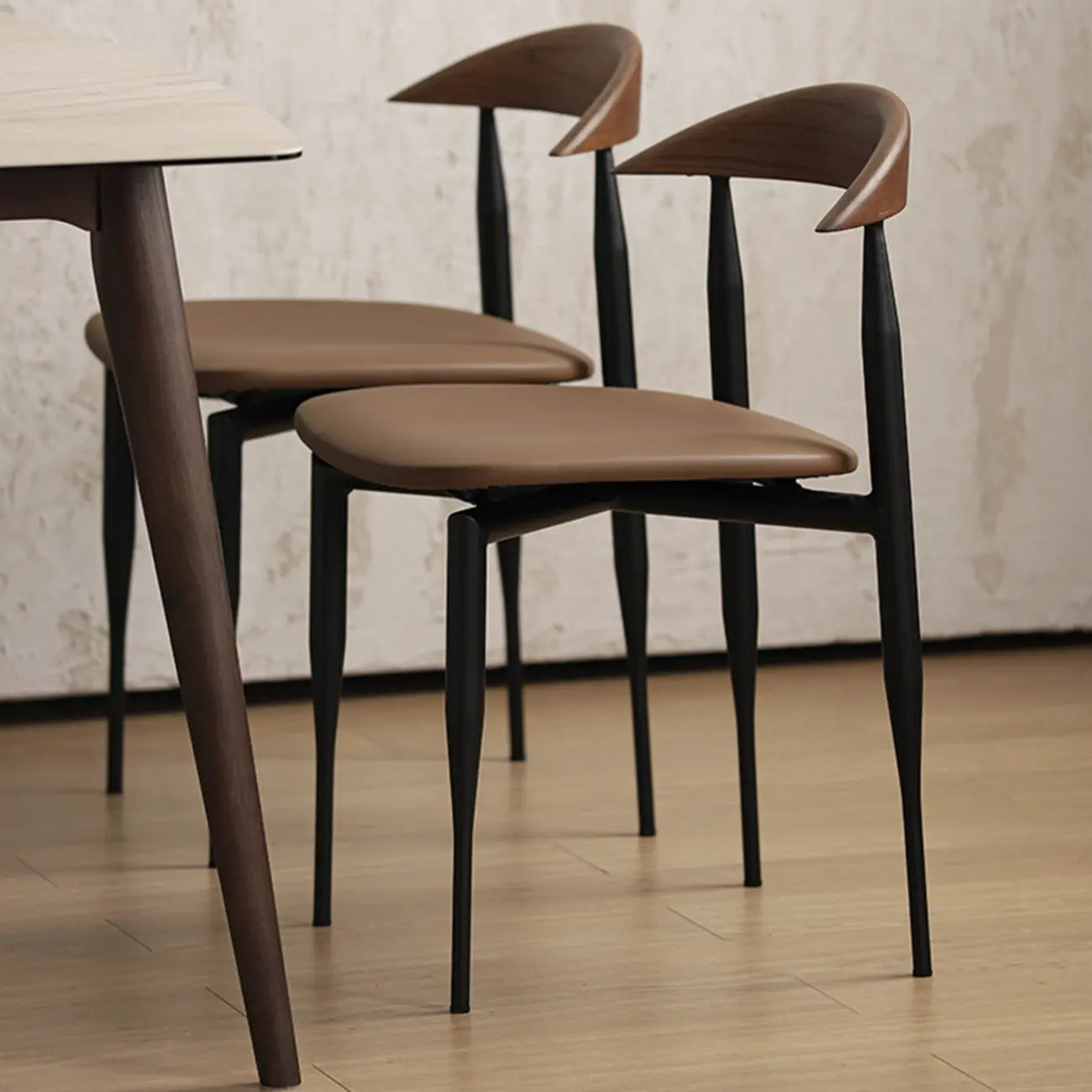 Chaise de salle à manger moderne du milieu du siècle avec assise en cuir noir