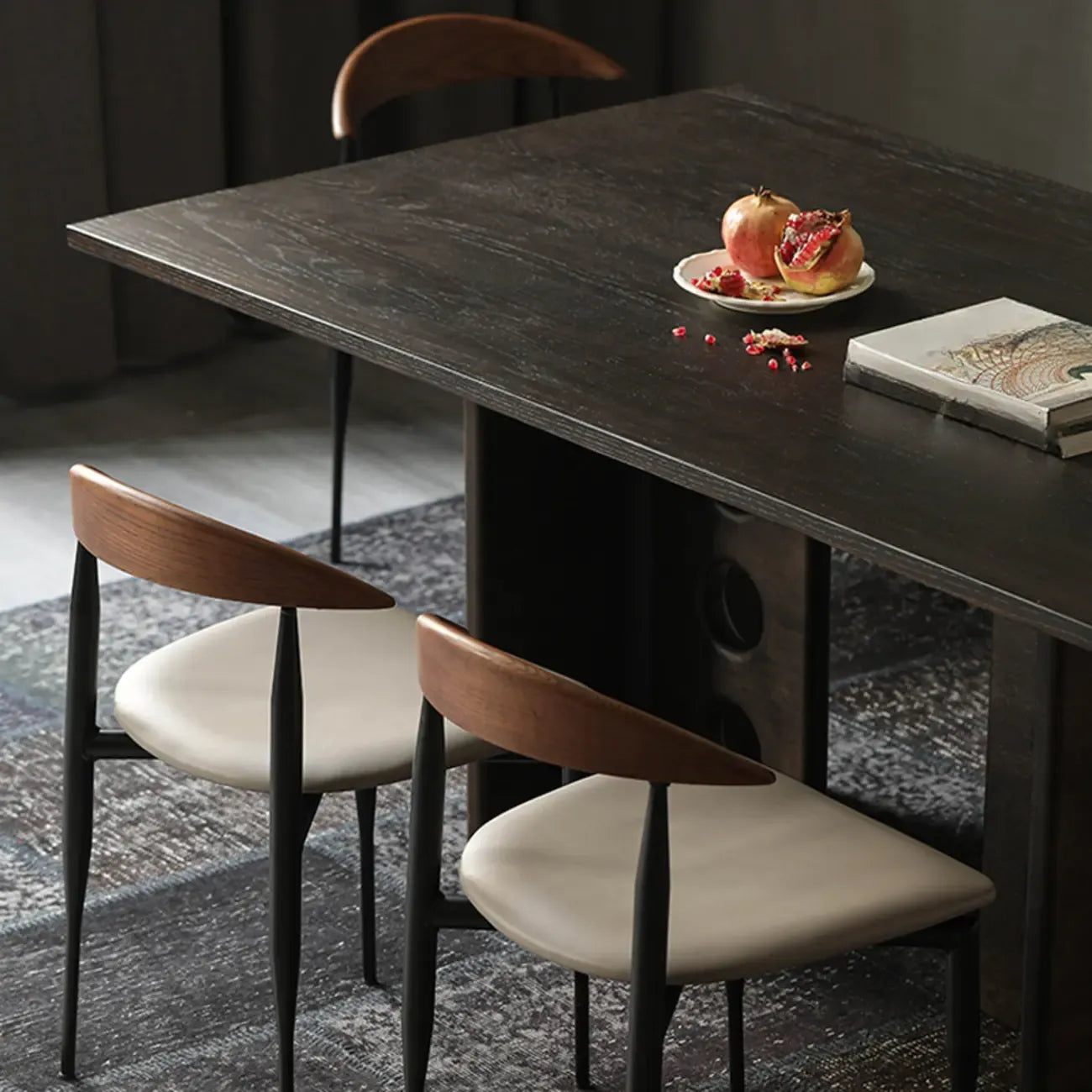 Chaise de salle à manger moderne du milieu du siècle avec assise en cuir noir