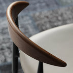 Chaise de salle à manger moderne du milieu du siècle avec assise en cuir noir