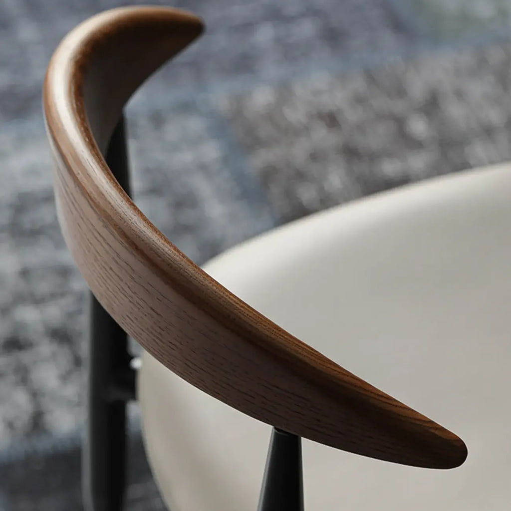 Chaise de salle à manger moderne du milieu du siècle avec assise en cuir noir