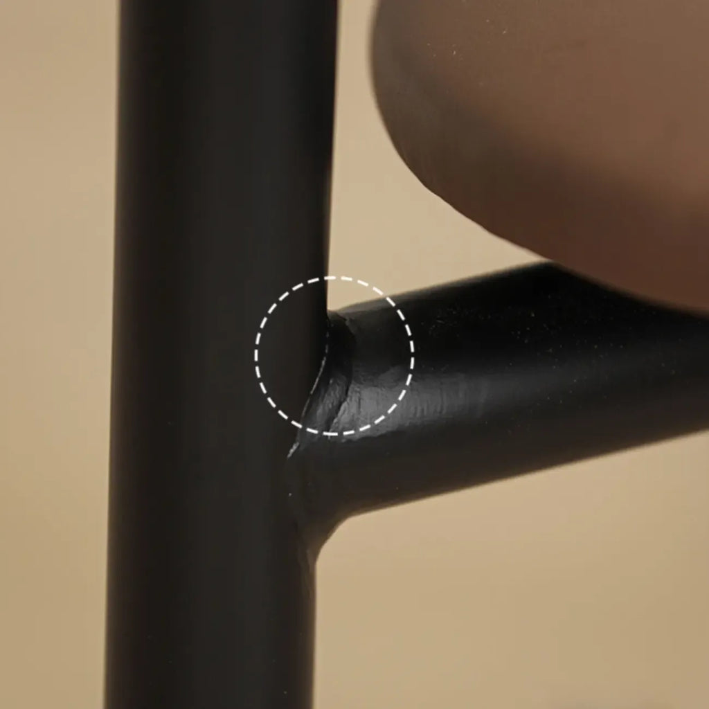 Chaise de salle à manger moderne du milieu du siècle avec assise en cuir noir