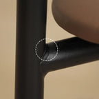 Chaise de salle à manger moderne du milieu du siècle avec assise en cuir noir