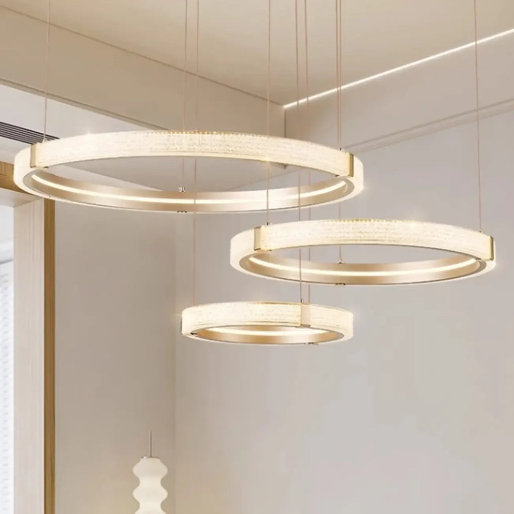 Lustre moderne avec anneau de cristal circulaire doré