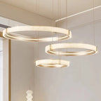 Lustre moderne avec anneau de cristal circulaire doré