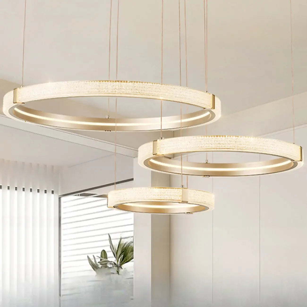Lustre moderne avec anneau de cristal circulaire doré